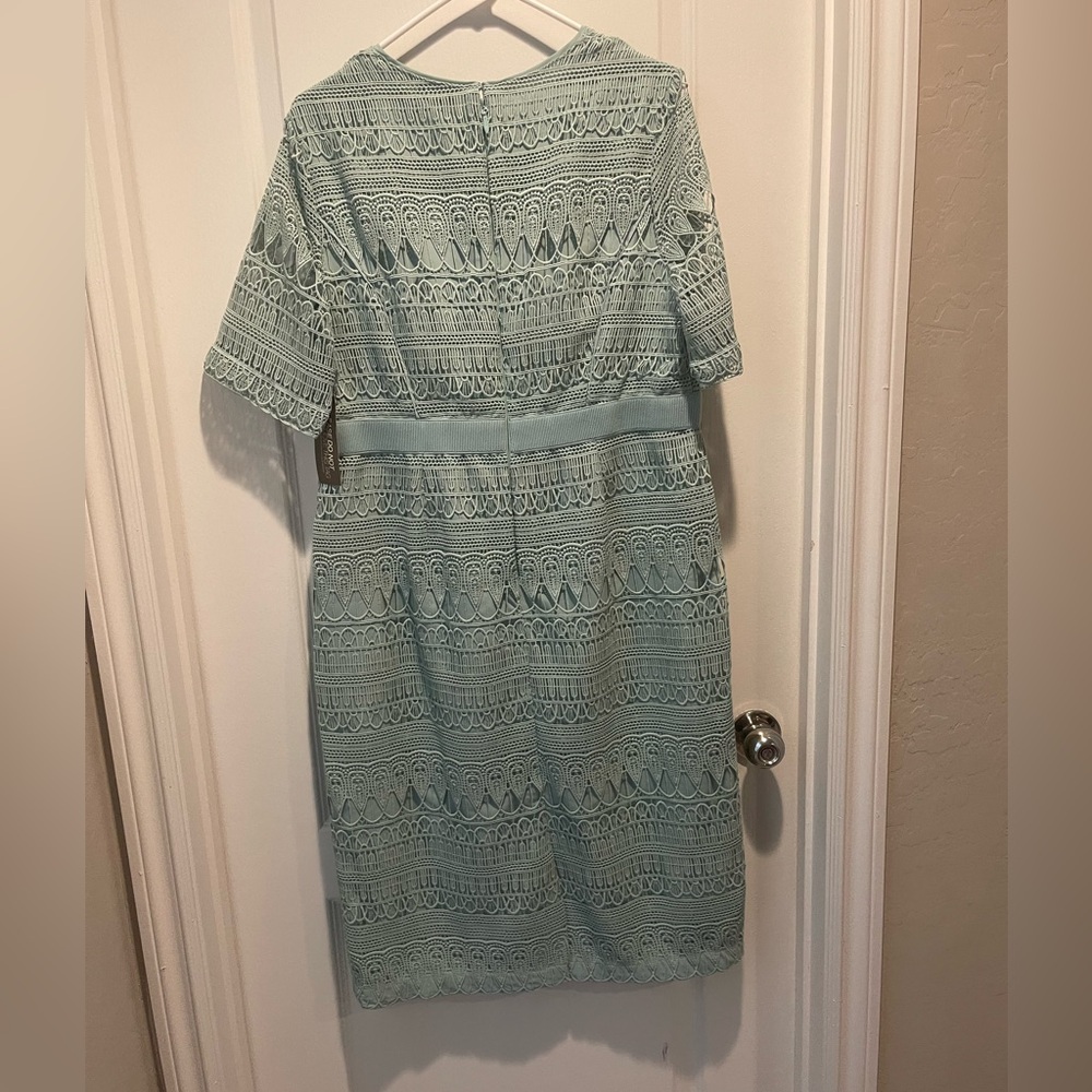 Elegant Lace Dress in Mint Green - Picture 3 of 4